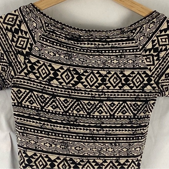 Forever 21 Women’s T-Shirt Crop Top Aztec Blouse Size Small - Picture 3 of 15